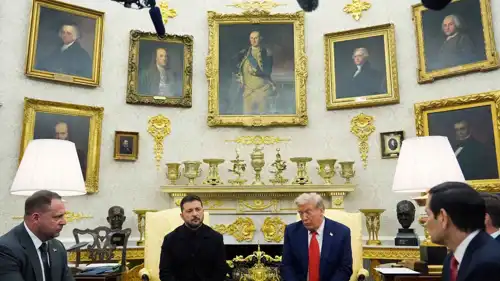 المكتب البيضاوي بلون ذهبي غالب في آخر الاجتماعات