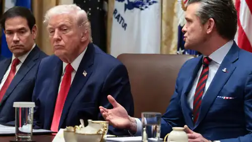 ترامب يتوسط وزيري الحرب (يمين) والخارجية (يسار)