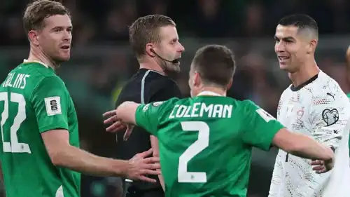 الحكم غلين نبيرغ مع كريستيانو رونالدو في مباراة البرتغال وأيرلند