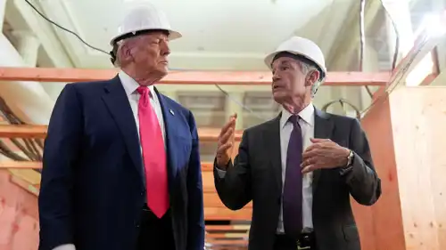 دونالد ترامب وجيروم باول