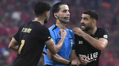 اعتراض لاعبي الزمالك على حكم السوبر الأفريقي