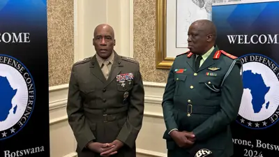 قائد أفريكوم مايكل لانجلي خلال زيارة إلى بوتسوانا