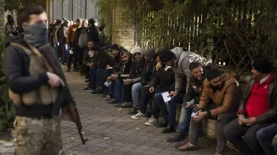 من أمام أحد مراكز التسوية في دمشق