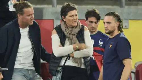 أدريان رابيو ووالدته (يمين)