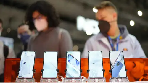 روس يعاينون هواتف