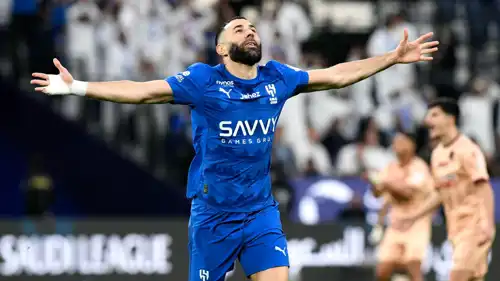 كريم بنزيما يحتفل بهدفه في شباك الخلود