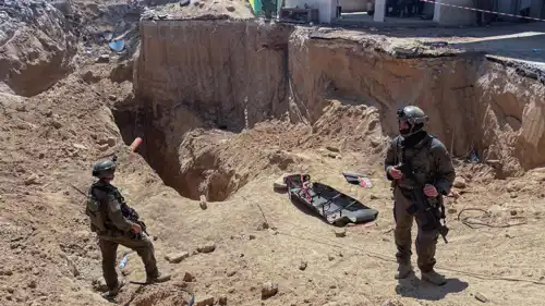 جنديان إسرائيليان أمام نفق في غزة