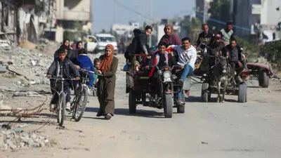 فلسطينيون وسط الدمار في قطاع غزة