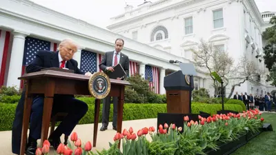 دونالد ترامب خلال توقيعه على التعريفات الجمركية