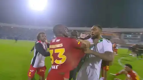 مشاجرة إيفان توني وجوليان كينونيس في مباراة الأهلي والقادسية