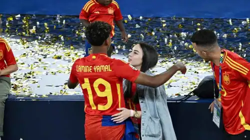 لامين يامال وصديقته السابقة أليكس باديلا بقميص منتخب إسبانيا