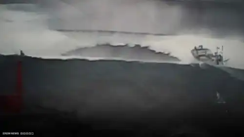 تسونامي يهدد الساحل الياباني