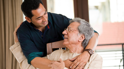 كبير في السن مع ابنه 