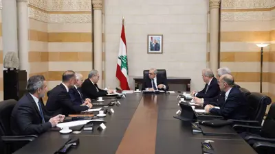 سلام يتحدث لنائبه ميتري خلال اجتماع حكومي