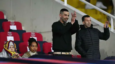 والد يامال رفقة صديقته في المدرجات