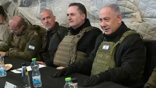 نتنياهو خلال لقاء مع وزير الدفاع وقادة الأمن