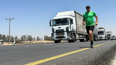 شاحنات مساعدات على معبر كرم أبو سالم بين إسرائيل وغزة