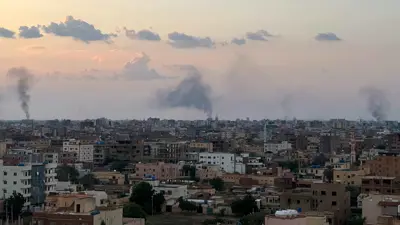 تصاعد الدخان خلال غارات جوية في وسط الخرطوم