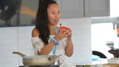 مدونة طعام توثق إعداد وجبة لمتابعيها