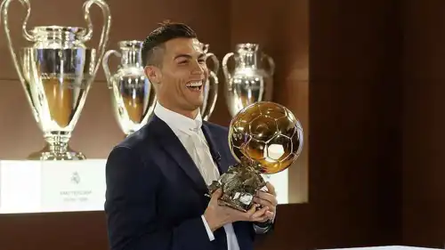 رونالدو يحمل الكرة الذهبية