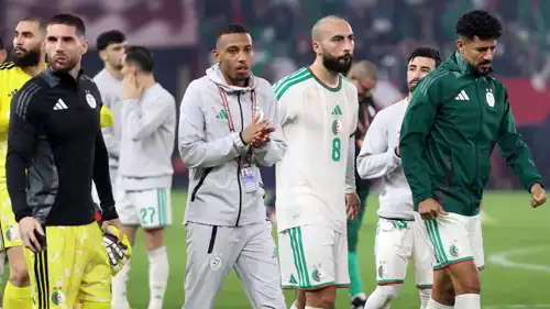 حيماد عبدلي (صاحب الرقم 8) في إحدى مباريات الجزائر