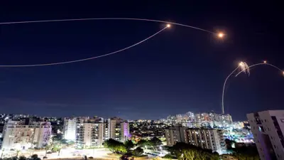 نظام القبة الحديدية الإسرائيلي المضاد للصواريخ يعترض صواريخ