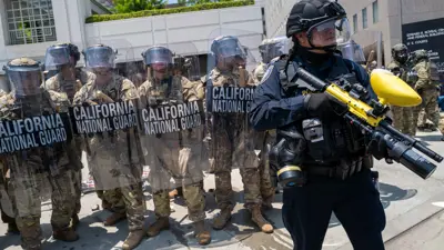 كتبية من الحرس الوطني متأهبة أمامها رجل أمن