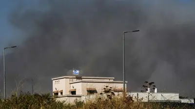 تصاعد الدخان خلف منزل في أعقاب هجمات حزب الله 