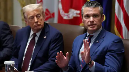 هيغسيث إلى جوار ترامب