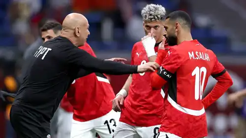 حسام حسن وإمام عاشور ومحمد صلاح خلال مبرااة مصر والسنغال