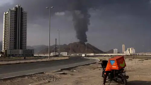 دخان يتصاعد من موقع غارة جوية على طهران