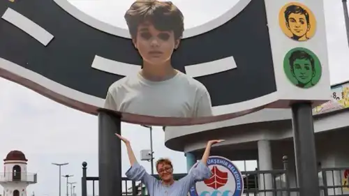 الفتى ماتيا أحمد مينغوزي يتحول إلى رمز