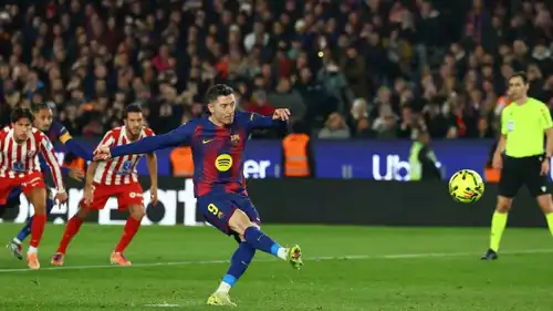 روبرت ليفاندوفسكي نجم برشلونة الإسباني