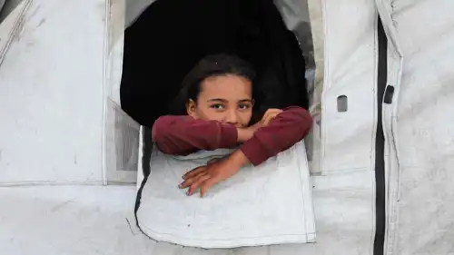 طفلة غزية من خيام النازحين