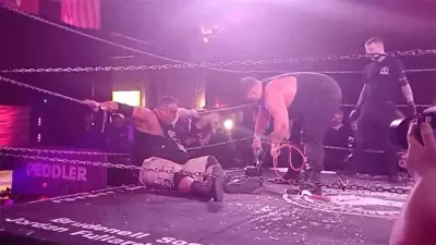 مصارع يصعق والده بالكهرباء في "نزال الموت" 