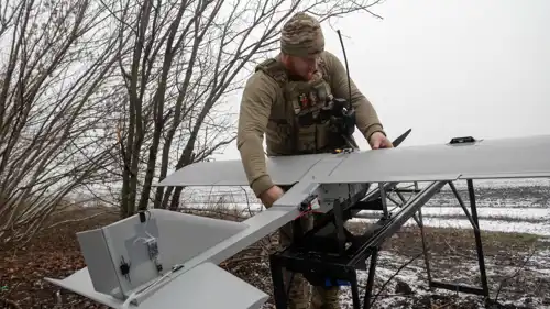 جندي أوكراني يستعد لإطلاق طائرة مسيرة