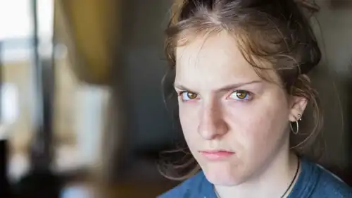 مراهقة غاضبة (تعبيرية)