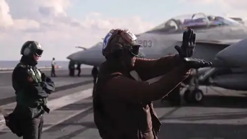 جنود أمريكيون على متن حاملة طائرات في الشرق الأوسط