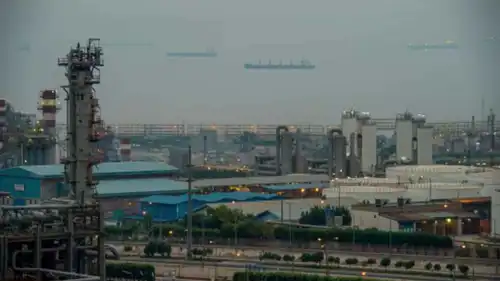 بدء تخزين النفط الإيراني في الخزانات المهجورة