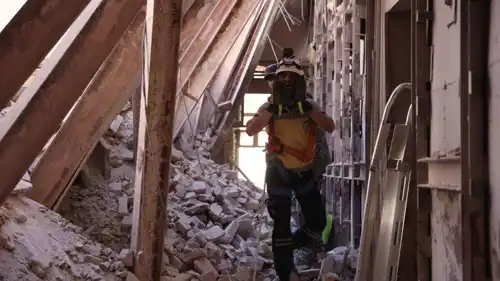 أثناء محاولة البحث عن ناجين في مبنى السرايا