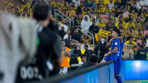 ليوناردو يحتفل بهدفه أمام جماهير الاتحاد