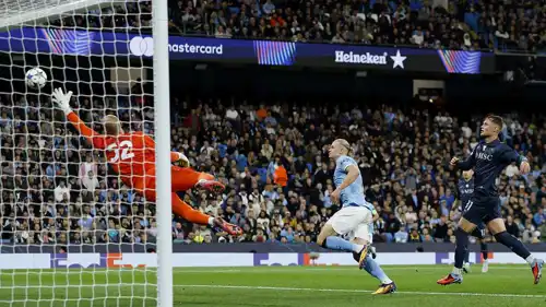 لحظة هدف هالاند في شباك نابولي