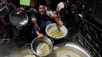 نساء تحاول الحصول على طعام في غزة