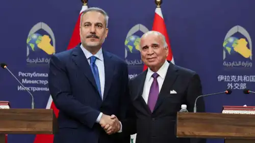 وزير الخارجية التركي هاكان فيدان يصافح نظيره العراقي فؤاد حسين خلال مؤتمر صحفي مشترك في بغداد