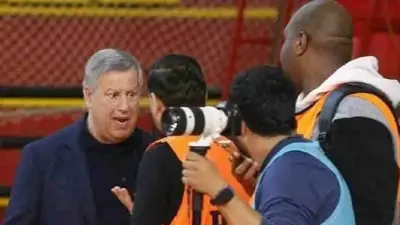 رئيس نادي الترجي ينفعل على صحفي 