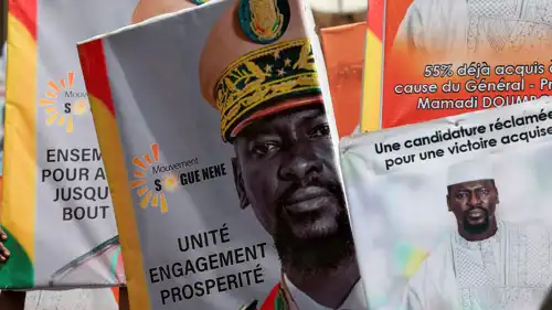 لافتات انتخابية لـ "مامادي دومبويا"