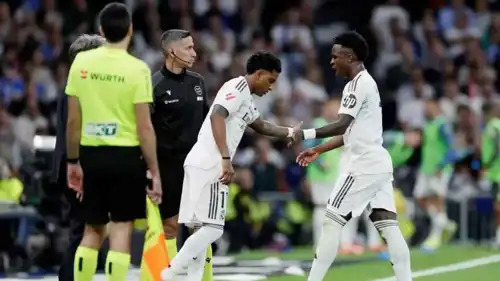 فينيسيوس ينفعل خلال تبديله في مباراة الكلاسيكو