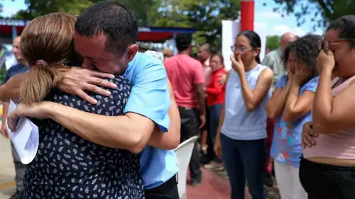 سجناء سياسيون يعانقون أقاربهم بعد إطلاق سراحهم