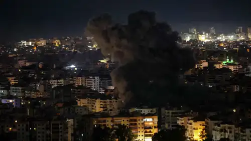 دخان متصاعد إثر غارة جوية إسرائيلية على بيروت