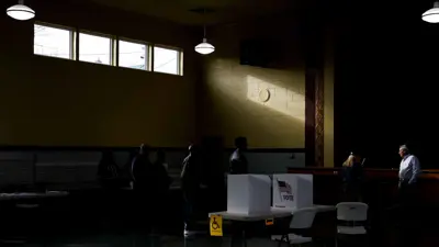 أشخاص يدلون بأصواتهم في الانتخابات الرئاسية الأمريكية